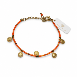Oranje armbandje met gouden bedels